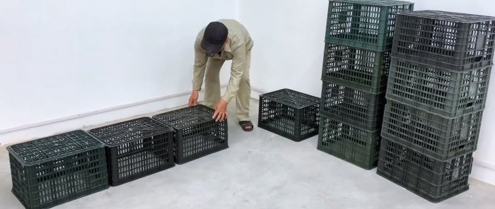 Cama feita de caixas plásticas para vegetais com vários espaços de armazenamento
