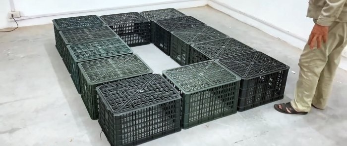 Säng gjord av grönsakslådor av plast med många förvaringsutrymmen