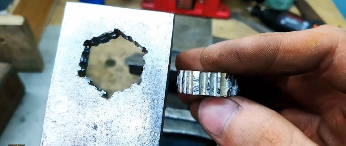 Como fazer um furo hexagonal em aço grosso em uma garagem