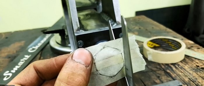Hoe maak je een zeskantig gat in dik staal in een garage?