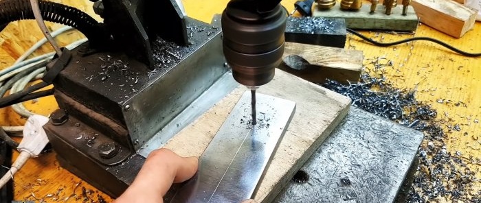 Како направити шестерокутну рупу у дебелом челику у гаражи