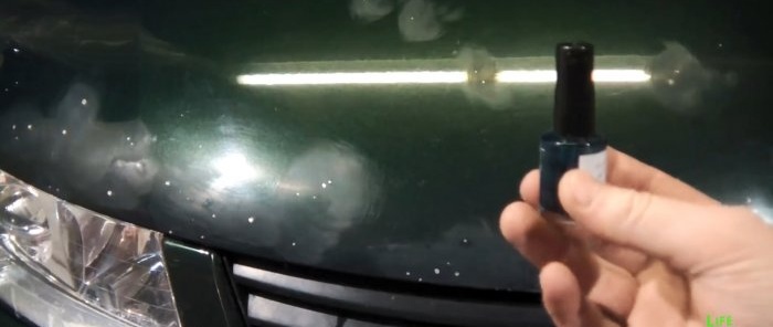 Jak tanio naprawić odpryski na masce samochodu