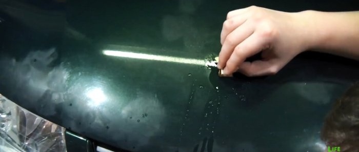 Jak tanio naprawić odpryski na masce samochodu