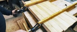 Hvordan lage klemmer for liming av møbelpaneler fra et par brett