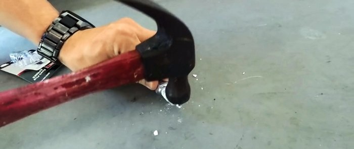 Experiment: Ein Stück Kerze zerbricht leicht etwas, was ein Hammer nicht zerbrechen kann