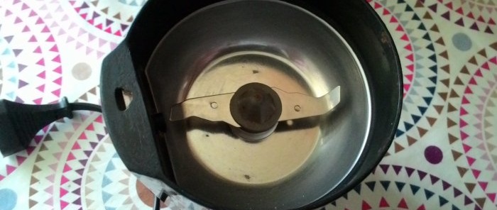 Cómo afilar y limpiar los cuchillos del molinillo de café sin quitarlos