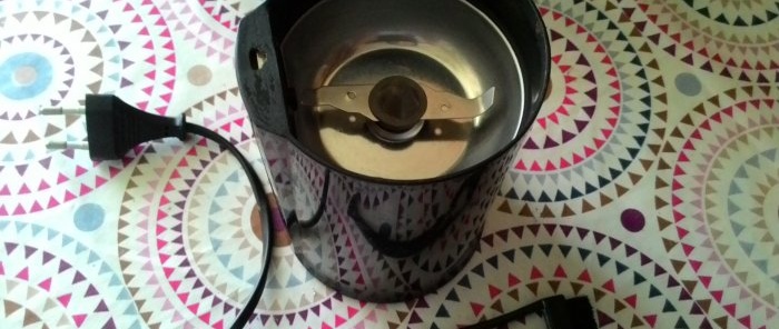 Hur man slipar och rengör kaffekvarnknivar utan att ta bort dem