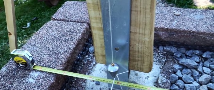 Come installare in modo sicuro i montanti per una terrazza in legno rotonda e storta
