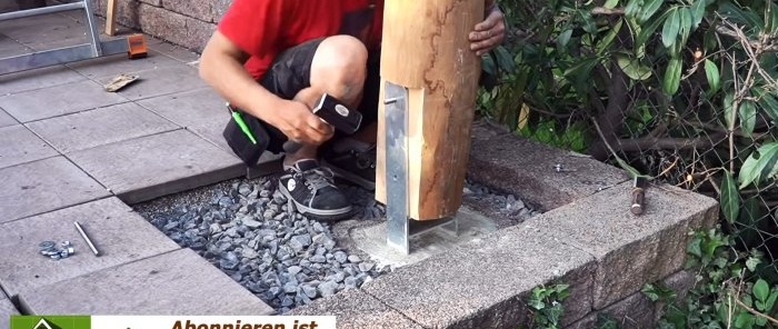 Cómo instalar de forma segura postes para una terraza de madera en rollo torcida