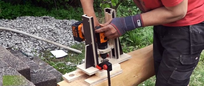 Jak bezpiecznie zamontować słupki do krzywego tarasu z drewna okrągłego