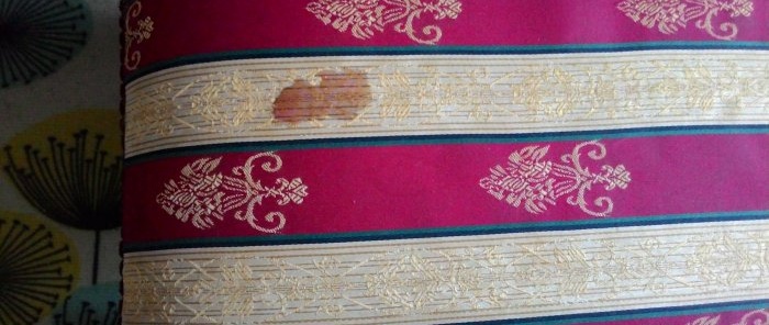 Cómo quitar las manchas de vino tinto en muebles tapizados