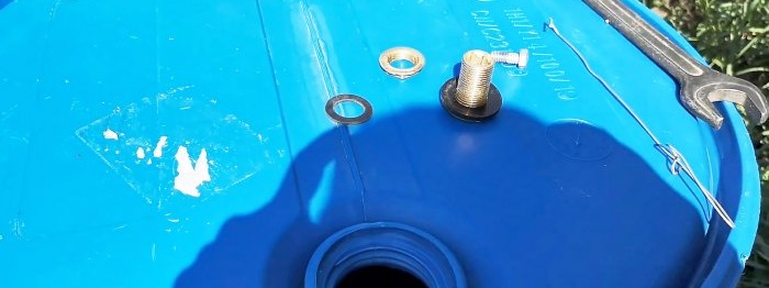 Come inserire un rubinetto in qualsiasi contenitore con collo stretto