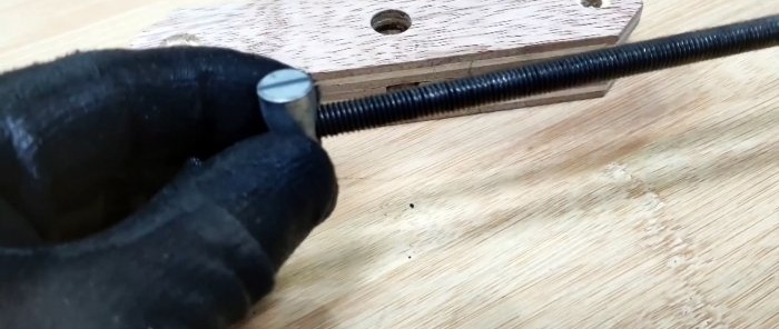 Como fazer uma pinça para montagem rápida de molduras de baguetes acionada por uma chave de fenda