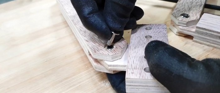 Come realizzare un morsetto per il montaggio rapido dei telai delle baguette azionato da un cacciavite