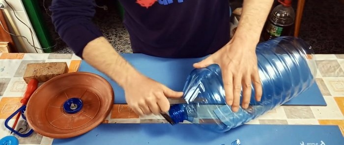 Kako napraviti jednostavnu hranilicu za piliće od PET boce