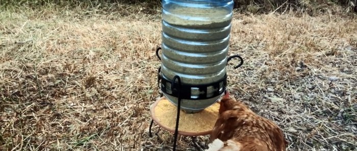 Comment fabriquer une simple mangeoire pour poulets à partir d'une bouteille PET