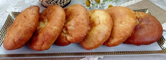 Minuto Belyashi sobre masa choux con levadura