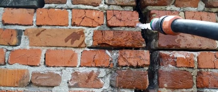 Un modo economico per riparare un muro rotto rafforzando al tempo stesso le fondamenta