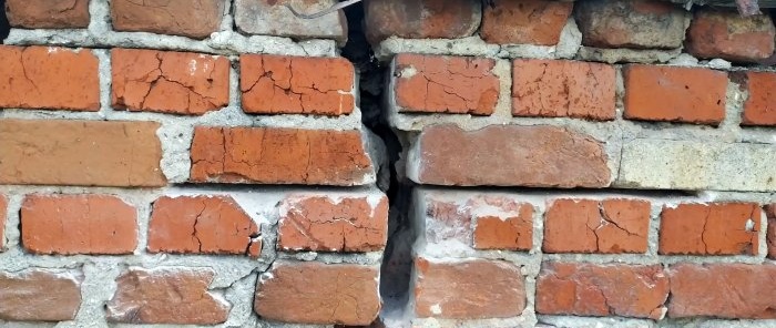 Nenákladný způsob, jak opravit popraskanou zeď a zároveň posílit základ