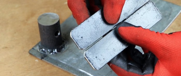 Ako vyrobiť ručnú kotúčovú pílu a stroj na priečne rezanie 2 v 1 z uhlovej brúsky