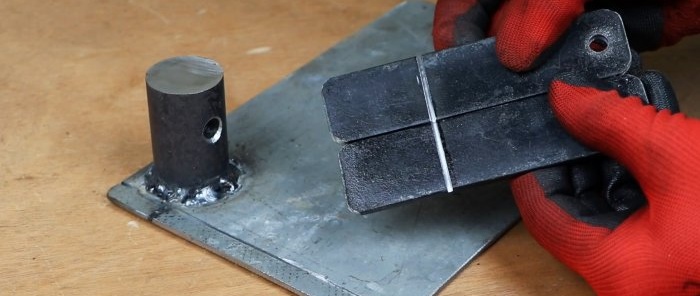 Ako vyrobiť ručnú kotúčovú pílu a stroj na priečne rezanie 2 v 1 z uhlovej brúsky