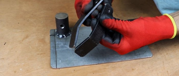 Como fazer uma serra circular manual e uma máquina de corte transversal 2 em 1 a partir de uma rebarbadora