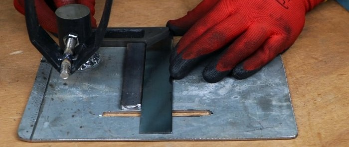 Come realizzare una sega circolare manuale e una troncatrice 2 in 1 partendo da una smerigliatrice angolare