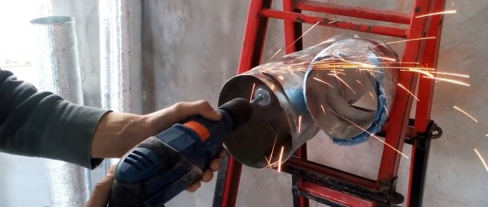 Come tagliare un tubo in modo uniforme in un punto difficile da raggiungere senza una smerigliatrice