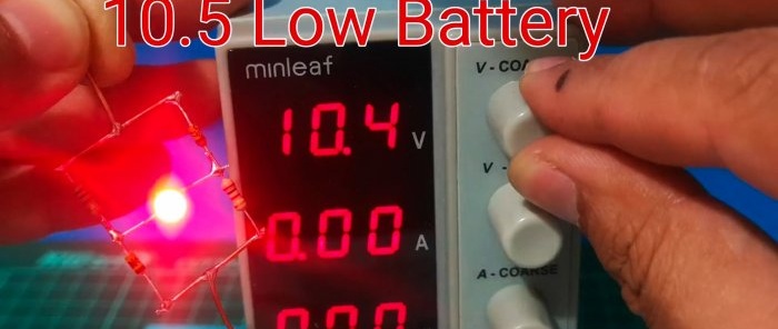 Low battery charge indicator na walang transistors na may malinaw na response threshold
