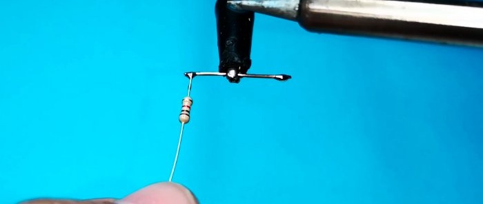 Indicador de càrrega de bateria baixa sense transistors amb un llindar de resposta clar