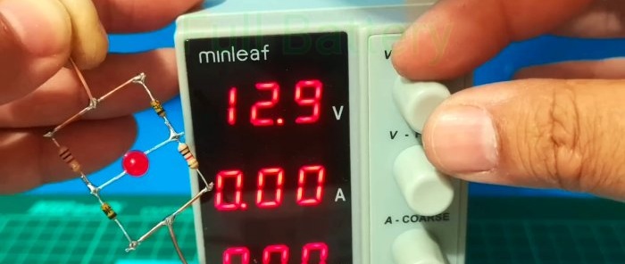 Indikátor nízkého nabití baterie bez tranzistorů s jasným prahem odezvy