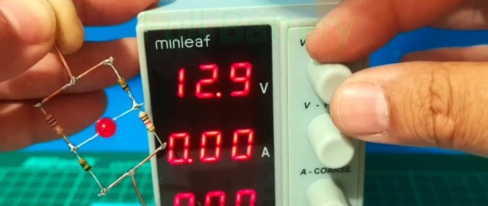 Low battery charge indicator na walang transistors na may malinaw na response threshold