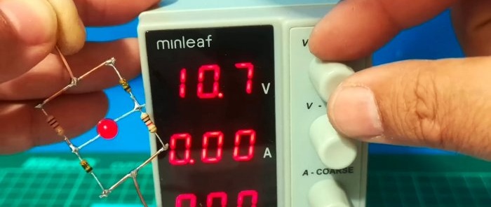 Indicador de càrrega de bateria baixa sense transistors amb un llindar de resposta clar