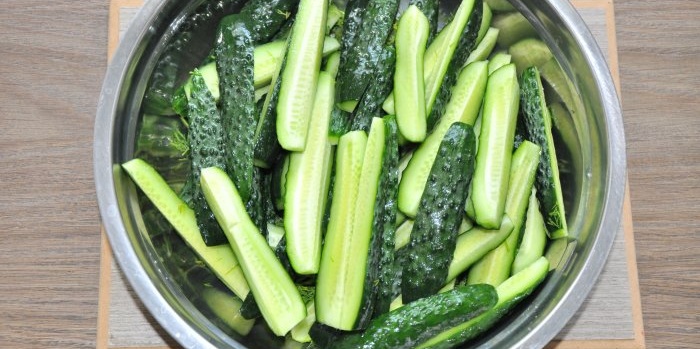 Lightly salted cucumbers in a couple of hours