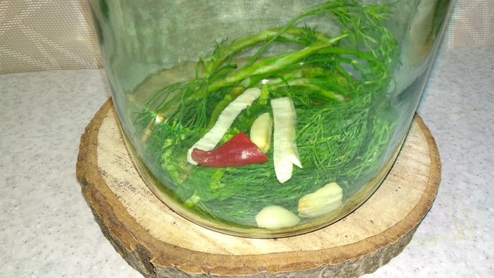 Класическа рецепта за мариноване на хрупкави леко осолени краставици в буркан