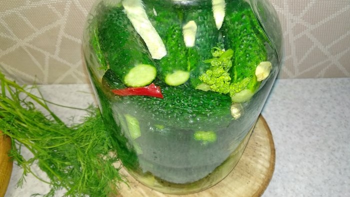 Recepta clàssica per adobar cogombres cruixents lleugerament salats en un pot
