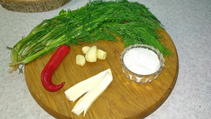 Ricetta classica per marinare i cetrioli croccanti leggermente salati in un barattolo