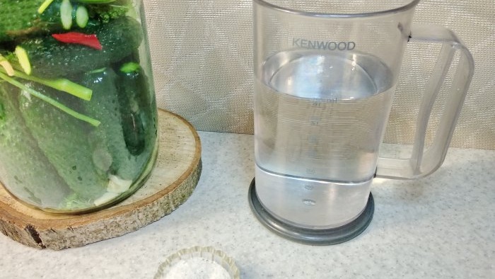 Klasický recept na nakladanie chrumkavých jemne solených uhoriek v pohári