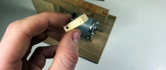 How to make a 12V mini jigsaw from wood