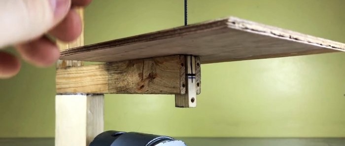Hoe maak je een 12V mini-decoupeerzaag van hout