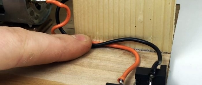 Comment fabriquer une mini scie sauteuse 12 V en bois