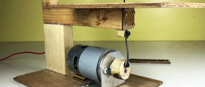 Hur man gör en 12V ministicksåg av trä