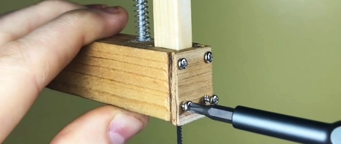 Comment fabriquer une mini scie sauteuse 12 V en bois