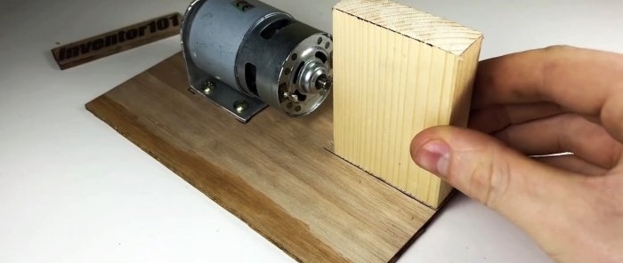 Cómo hacer una mini sierra de calar de 12 V con madera