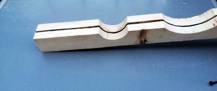 Un sencillo dispositivo casero para cortar tubos de PVC.