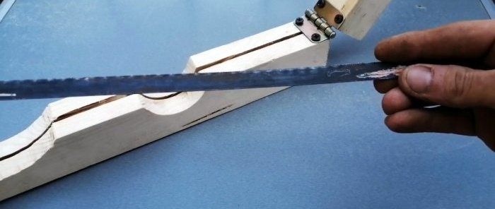Een eenvoudig zelfgemaakt apparaat voor het snijden van PVC-buizen