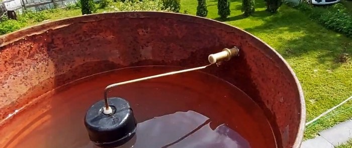 En elementær måte å automatisk tilføre vann til en beholder for dusjing eller vanning