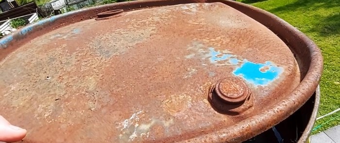 Een elementaire manier om automatisch water aan een container te leveren voor douchen of irrigatie