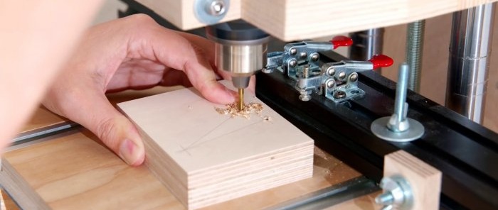 Πώς να φτιάξετε μια συσκευή για ακόνισμα με δύο γωνίες τρυπανιών από κόντρα πλακέ που έχουν απομείνει