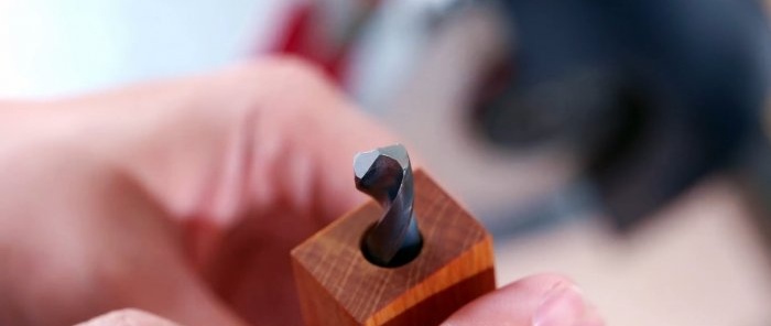 איך להכין מכשיר להשחזה בשתי זוויות של מקדחות משאריות דיקט